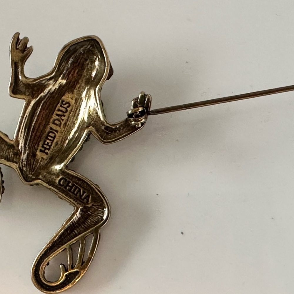 Heidi Daus Green and Gold Frog Brooch - Picture 6 of 6